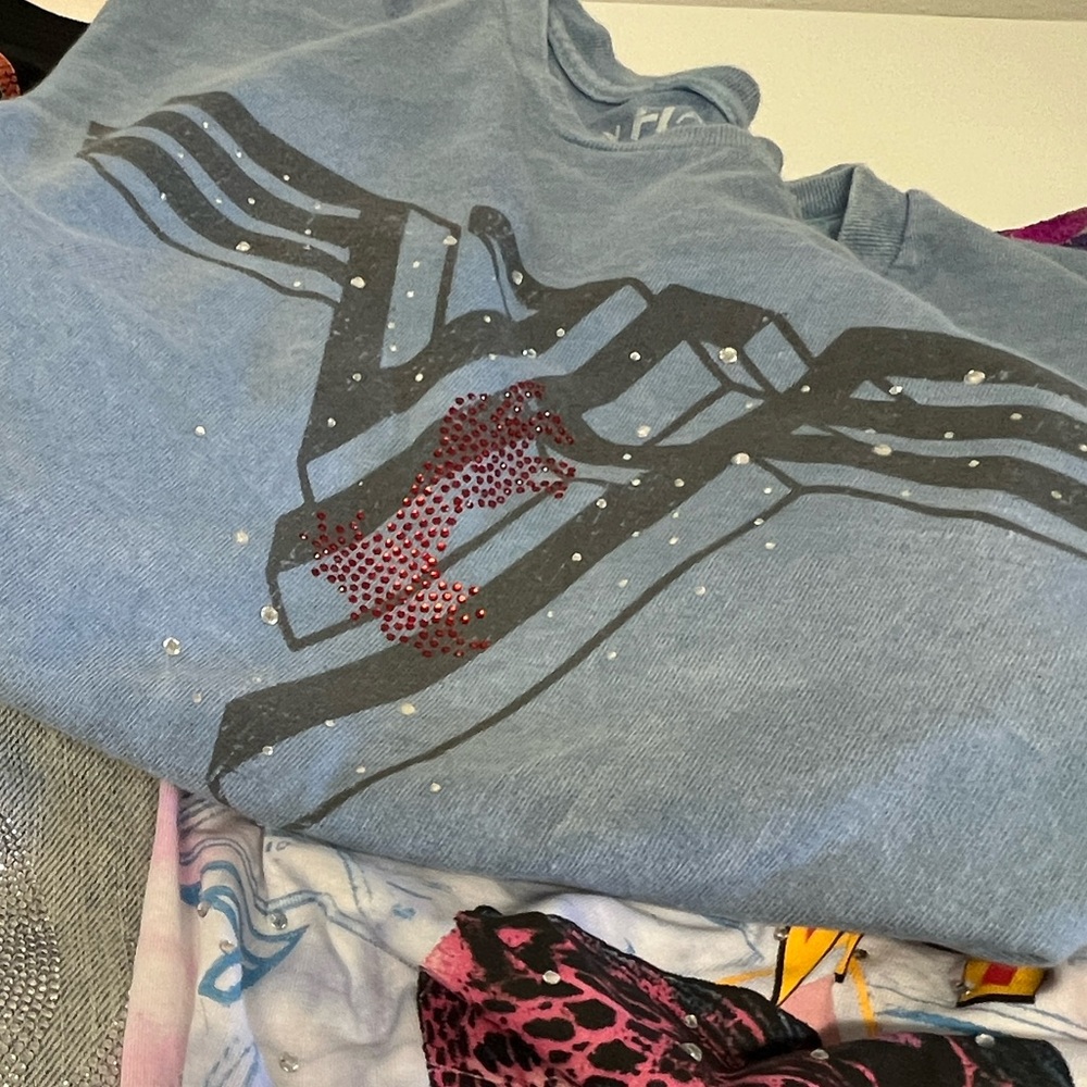 Concert Graphic Tee shirt. Upcycled rock glam!
🤘Double sided arm cutouts.